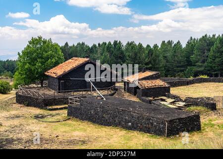 Sommer Blick auf Lavastein Carpinteri Hütte auf dem Ätna, Sizilien Stockfoto