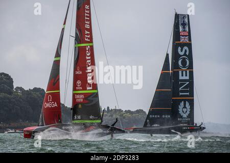 Emirates Team New Zealand behält seine Führung vor INEOS Team UK im Rennen sechs der Regatta, auch nachdem sie während des Prada America's Cup World Series Auckland Race Day zwei, am 1. dezember 2020, Auckland, Neuseeland, von ihren Folien gefallen sind. Foto: Chris Cameron / DPPI / LM Stockfoto