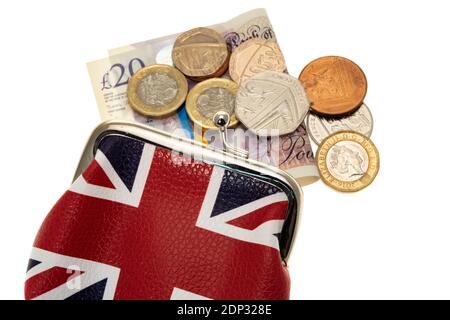 UK Union Jack Flagge gedruckt Geldbörse mit Münzen und Banknoten verschüttet - weißer Hintergrund Stockfoto