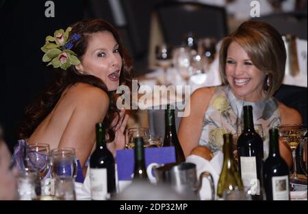 Die amerikanische Journalistin und Autorin Katie Couric und die Schauspielerin Ashley Judd nehmen an der jährlichen Gala der White House Correspondent's Association im Washington Hilton Hotel am 25. April 2015 in Washington, DC, USA Teil. Das Abendessen ist eine jährliche Veranstaltung, an der Journalisten, Politiker und Prominente teilnehmen. Foto von Olivier Douliery/ABACAPRESS.COM Stockfoto
