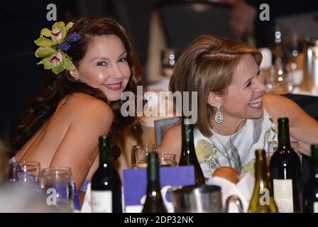 Die amerikanische Journalistin und Autorin Katie Couric und die Schauspielerin Ashley Judd nehmen an der jährlichen Gala der White House Correspondent's Association im Washington Hilton Hotel am 25. April 2015 in Washington, DC, USA Teil. Das Abendessen ist eine jährliche Veranstaltung, an der Journalisten, Politiker und Prominente teilnehmen. Foto von Olivier Douliery/ABACAPRESS.COM Stockfoto
