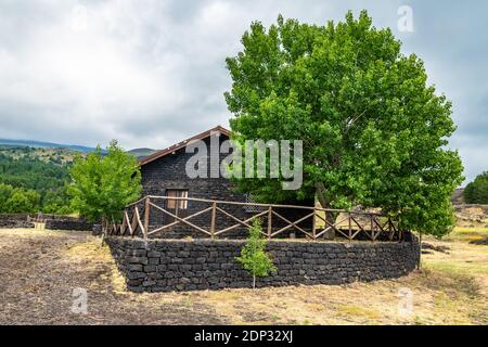 Sommer Blick auf Lavastein Carpinteri Hütte auf dem Ätna, Sizilien Stockfoto