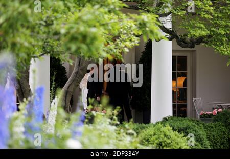 US-Präsident Barack Obama kehrt nach einer Veranstaltung an der Georgetown University zur Überwindung der Armut am 12. Mai 2015 in das Oval Office des Weißen Hauses zurück. Foto von Aude Guerrucci/Pool/ABACAPRESS.COM Stockfoto