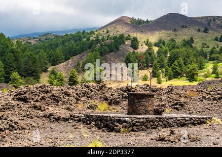 Santa Barbara Zuflucht auf dem Ätna und dem Lavasteinbrunnen, Sizilien Stockfoto