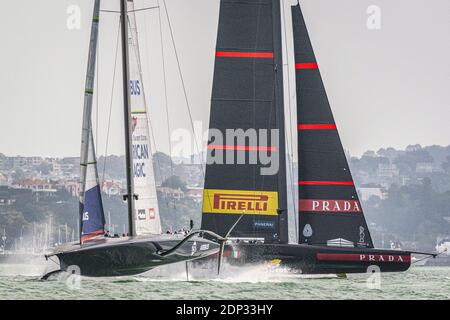 American Magic im zweiten Spiel des Tages gegen das Team Luna Rossa Prada Pirelli. Rennen sieben der Regatta während der Pra / LM Stockfoto