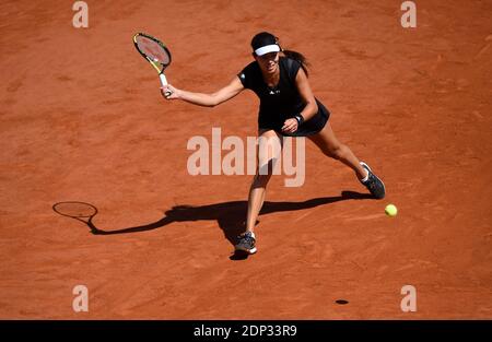 Die serbische Ana Ivanovic wird am 4. Juni 2015 in der Roland Garros Arena in Paris (Frankreich) von Lucie Safarova in ihrem Halbfinalspiel der French Tennis Open (7-5, 7-5) besiegt. Foto von Christian Liewig/ABACAPRESS.COM Stockfoto