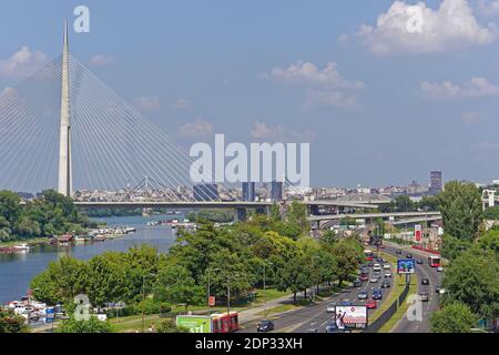 Belgrad, Serbien - 31. Juli 2019: Ada-Brücke am Sommertag im Stadtbild von Belgrad. Stockfoto