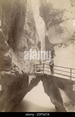 Antikes c1870 Foto, Tourist auf Holzsteg am schmalsten Punkt der Aareschlucht. Die Aareschlucht ist ein Abschnitt der Aare, der in der Nähe der Stadt Meiringen im Berner Oberland in der Schweiz durch einen Kalkkamm schnitzt. QUELLE: ORIGINALFOTO Stockfoto