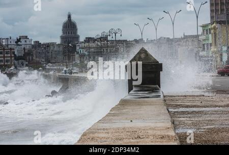 La Havana, Trinidad, Cienfuegos, calle hamel, Oldtimer, Sonnenuntergang, buenavista - Reise nach Kuba April-Mai 2015. Francois Hollande kam am Sonntag in Havanna an, der erste französische Präsident, der Kuba seit mehr als einem Jahrhundert besucht. Hollande ist der erste westliche Staatschef, der Kuba besucht, nachdem Havanna und Washington im Dezember überraschend angekündigt hatten, dass die ehemaligen Gegner des Kalten Krieges nach einem halben Jahrhundert schlechten Blutes zur Normalisierung der Beziehungen übergehen würden. Foto von Eagle Press/ABACAPRESS.COM Stockfoto