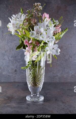 Bouquet von rosa und weißen Blumen in einer Glasvase geschnitten. Stockfoto