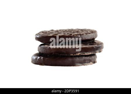 Stapel von drei dunklen Schokolade überzogene Süßigkeiten mit einer cremigen Pfefferminzfüllung. Isoliert auf weißem Hintergrund mit Beschneidungspfad. Stockfoto