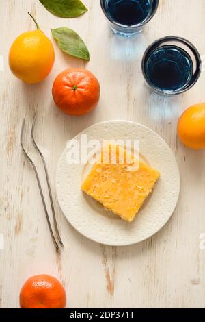 Gesunde Getränke und Desserts. Zitronenkuchen und biologischer Thai Blue Tea Anchan oder Clitoria Tee serviert mit frischen Früchten auf weißem Hintergrund Overhead Ansicht Stockfoto