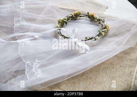 Hochzeitskranz auf Tisch mit Lavendel Brautstrauß Stockfoto