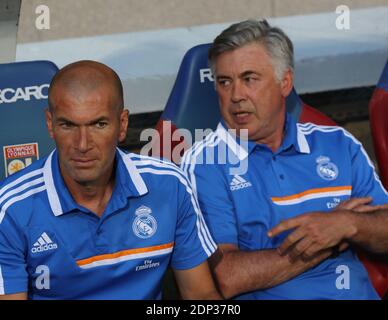 File photo : Real Madrids italienischer Trainer Carlo Ancelotti und sein Assistent Französisch Zinedine Zidane sitzen vor der Vorsaison Fußballspiel, Olympique Lyonnais gegen Real Madrid im Gerland Stadium in Lyon, Frankreich am 24. Juli 2013. Das Match endete in einem 2:2. Carlo Ancelotti wurde nach zwei Saisons, die für den spanischen Club verantwortlich waren, als Manager von Real Madrid entlassen. Der Italiener, 55, führte Real zum Sieg im spanischen Cup, bevor er den 10. European Cup des Clubs in der letzten Saison beanspruchte. Doch in diesem Jahr wurden sie von Juventus im Halbfinale der Champions League geschlagen, während Barcelona die La Liga gewann. Foto von Vince Stockfoto