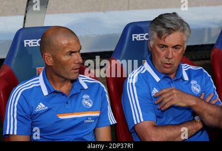 File photo : Real Madrids italienischer Trainer Carlo Ancelotti und sein Assistent Französisch Zinedine Zidane sitzen vor der Vorsaison Fußballspiel, Olympique Lyonnais gegen Real Madrid im Gerland Stadium in Lyon, Frankreich am 24. Juli 2013. Das Match endete in einem 2:2. Carlo Ancelotti wurde nach zwei Saisons, die für den spanischen Club verantwortlich waren, als Manager von Real Madrid entlassen. Der Italiener, 55, führte Real zum Sieg im spanischen Cup, bevor er den 10. European Cup des Clubs in der letzten Saison beanspruchte. Doch in diesem Jahr wurden sie von Juventus im Halbfinale der Champions League geschlagen, während Barcelona die La Liga gewann. Foto von Vince Stockfoto