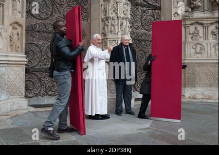 Das lebensgroße Wachsfigurenmodell von Papst Franziskus wird am 2. April 2015 im Grevin Museum vor der Kathedrale Notre Dame in Paris, Frankreich, im Rahmen der Osterfeierlichkeiten präsentiert. Das Grevin Museum wurde 1882 gegründet und ist eines der ältesten Wachsmuseum in Europa. Foto von Thierry Orban/ABACAPRESS.COM Stockfoto