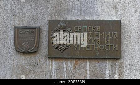 Belgrad, Serbien - 07. Oktober 2019: Serbische Akademie der Wissenschaften und Künste Plaque Sanu in Belgrad. Stockfoto