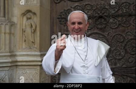 Das lebensgroße Wachsfigurenmodell von Papst Franziskus wird am 2. April 2015 im Grevin Museum vor der Kathedrale Notre Dame in Paris, Frankreich, im Rahmen der Osterfeierlichkeiten präsentiert. Das Grevin Museum wurde 1882 gegründet und ist eines der ältesten Wachsmuseum in Europa. Foto von Thierry Orban/ABACAPRESS.COM Stockfoto