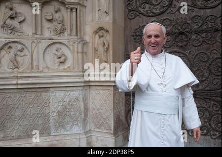 Das lebensgroße Wachsfigurenmodell von Papst Franziskus wird am 2. April 2015 im Grevin Museum vor der Kathedrale Notre Dame in Paris, Frankreich, im Rahmen der Osterfeierlichkeiten präsentiert. Das Grevin Museum wurde 1882 gegründet und ist eines der ältesten Wachsmuseum in Europa. Foto von Thierry Orban/ABACAPRESS.COM Stockfoto