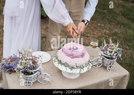 Butterkuchen im rustikalen Stil auf dem Tisch geschnitten Die Braut und der Bräutigam Stockfoto