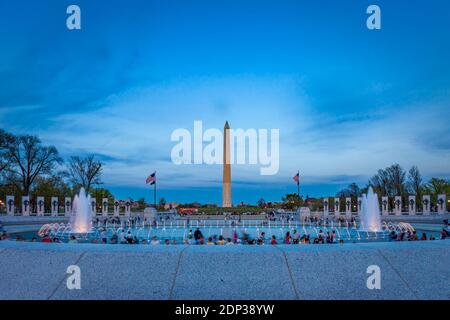 Abenddämmerung am World war II Memorial - mit dem Washington Monument Beyond, Washington, DC, USA Stockfoto