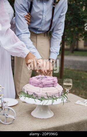 Butterkuchen im rustikalen Stil auf dem Tisch geschnitten Die Braut und der Bräutigam Stockfoto