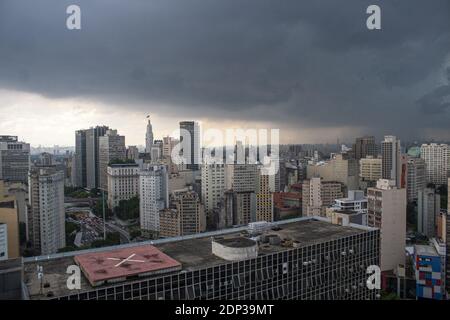 Sao Paulo, Sao Paulo, Brasilien. Dezember 2020. (INT) Wetterlage in Sao Paulo. 18. Dezember 2020, Sao Paulo, Brasilien: Dunkle Wolken bedecken den Himmel der Innenstadt von Ã¢â‚¬''¹Ã¢â‚¬''¹Sao Paulo, an diesem Freitag, 18. Ein starker Regen versetzt die Regionen Sao Paulo in einen Zustand der Aufmerksamkeit für Überschwemmungen. In den nächsten Stunden besteht in verschiedenen Regionen der Stadt die Möglichkeit von Wind-, Donner-, Hagel- und Überschwemmungsböen. Kredit: Leco Viana/Thenews2 Gutschrift: Leco Viana/TheNEWS2/ZUMA Wire/Alamy Live Nachrichten Stockfoto