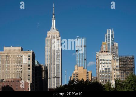 Das Empire State Building ragt über Midtown aus der Sicht von Nomad, NYC, USA