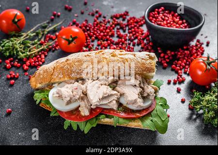 Sandwich mit Leberpastete, Rucola, Tomate, Ei und Kräutern. Schwarzer Hintergrund. Draufsicht Stockfoto