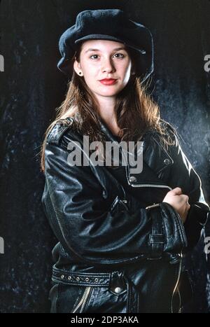 Hübsche Brünette 20er Jahre Frau posiert in einer Lederjacke, USA Stockfoto