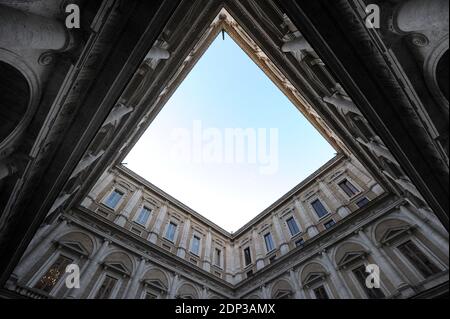 Ein Blick auf den Palazzo Farnese in Rom, Italien am 12. dezember 2014. Der Palazzo Farnese, der derzeit die französische Botschaft beherbergt, ist der monumentale Palast der römischen Renaissance in Rom, Italien. Der Palast wurde 1517 für die Familie Farnese entworfen und erweiterte sich in Größe und Konzeption, als Alessandro Farnese 1534 Papst Paul III. Wurde. Seine Baugeschichte bezog einige der bedeutendsten italienischen Architekten des 16. Jahrhunderts mit ein.nach dem Aussterben der Familie Farnese ging es an den König von Neapel über.der Palazzo wurde von den Farnesen von den Bourbonen-Königen von NAP geerbt Stockfoto