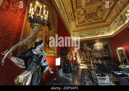 Ein Blick auf die rote Lounge, auch Lounge der Philosophs im Palazzo Farnese in Rom, Italien, am 2014. februar genannt. Der Palazzo Farnese, der derzeit die französische Botschaft beherbergt, ist der monumentale Palast der römischen Renaissance in Rom, Italien. Der Palast wurde 1517 für die Familie Farnese entworfen und erweiterte sich in Größe und Konzeption, als Alessandro Farnese 1534 Papst Paul III. Wurde. Seine Baugeschichte umfasste einige der bedeutendsten italienischen Architekten des 16. Jahrhunderts.nach dem Aussterben der Familie Farnese ging es an den König von Neapel über.der Palazzo wa Stockfoto