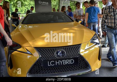 Turin, Piemont, Italien. Juni 2018. An der Valentino Park, der Motor Show. An der Lexus stand, der Gelben lc zieht die Aufmerksamkeit der Peop Stockfoto