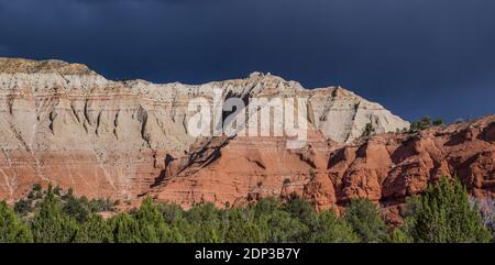 Cliffs and Angry Sky, Basin Campground, Kodachrome Basin State Park, Cannonville, Utah. Stockfoto