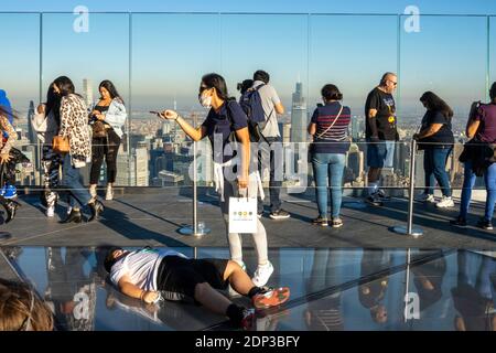 Touristen am Edge Observation Deck, Hudson Yards, NYC, USA Stockfoto