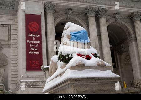 Löwenstatue mit Kranz während der Ferien, New York Public Library, Hauptast, NYC Stockfoto