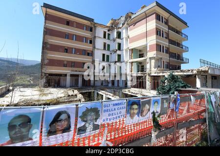 Blick auf 'La Casa dello Studente', ein Studentenwohnheim, in dem am 9,2015. April sechs Jahre nach dem Erdbeben 8 Menschen sterben. Sechs Jahre nach L'Aquila liegt immer noch in Ruinen. Die Stadt ist eine Geisterstadt. Seine Plätze und Gassen sind menschenleer, während beschädigte mittelalterliche Gebäude auf Stahlstützen gestützt werden. Sechs Jahre später bleibt ein Großteil des mittelalterlichen Zentrums unbewohnbar.das Erdbeben traf L'Aquila und die umliegenden Dörfer am 6. April 2009 und zerstörte den mittelalterlichen Kern der Stadt und platzte Häuser und Büros ab. Sie hinterließ 309 Tote, fast 2,000 wurden verletzt Stockfoto