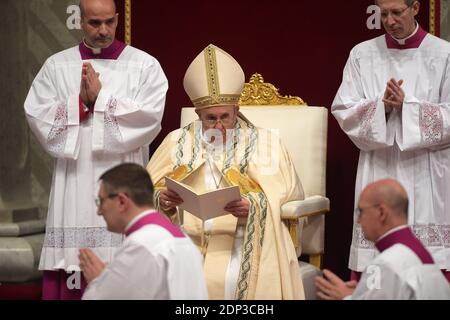 Papst Franziskus überreicht die Bulle des Weihens des Jubiläums der Barmherzigkeit während des Vesper-Gebets in der Petersbasilika am 11. April 2015 in der Vatikanstadt, Vatikan. Papst Franziskus hat ein besonderes Jahr der Bemühungen der katholischen Kirche ausgerufen, barmherziger und weniger wertend zu sein. Franziskus ernannte ein "außerordentliches Jubiläum der Barmherzigkeit" zum Heiligen Jahr. Das Jahr beginnt am 8. Dezember mit Francis' Öffnung der normalerweise geschlossenen Heiligen Tür in der Rückseite der Basilika, und endet am 20. November 2016. Foto von Eric Vandeville /ABACAPRESS.COM Stockfoto