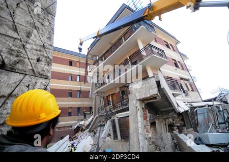 Ein Blick auf 'La Casa dello Studente', ein Studentenwohnheim, in dem 8 Personen am 6,2009. April, dem Tag des Erdbebens, in L'Aquila, Italien sterben. Sechs Jahre nach L'Aquila liegt immer noch in Ruinen. Die Stadt ist eine Geisterstadt. Seine Plätze und Gassen sind menschenleer, während beschädigte mittelalterliche Gebäude auf Stahlstützen gestützt werden. Sechs Jahre später bleibt ein Großteil des mittelalterlichen Zentrums unbewohnbar.das Erdbeben traf L'Aquila und die umliegenden Dörfer am 6. April 2009 und zerstörte den mittelalterlichen Kern der Stadt und platzte Häuser und Büros ab. Es hinterließ 309 Menschen tot, mit fast 2,000 leiden Verletzungen und Stockfoto