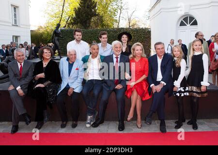 Der Bürgermeister von Boulogne Billancourt Pierre-Christophe Baguet, Claudia Cardinale, Charles Gerard, Paul Belmondo, Jean-Paul Belmondo, Prinz Charles und Prinzessin Camilla de Bourbon des Deux Siciles und ihre Töchter, die am 13. April 2015 an der 5. Geburtstagsparty des Museums Paul Belmondo in Boulogne Billancourt, Frankreich, teilnahmen. Foto von Audrey Poree/ ABACAPRESS.COM Stockfoto