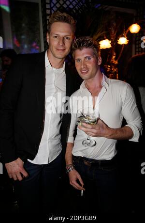 Matthieu Delormeau und Benoit Dubois nehmen an der Eröffnungsfeier der Villa Schweppes Teil, die am 16. April 2015 im Maxim in Paris, Frankreich, stattfand. Foto von Jerome Domine/ABACAPRESS.COM Stockfoto