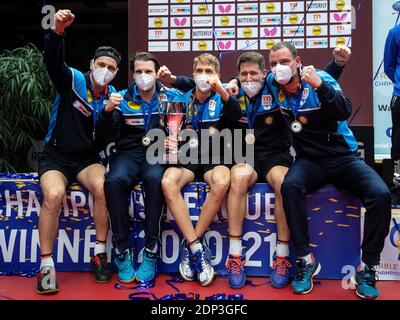 Düsseldorf, Deutschland. Dezember 2020. Tischtennis, Herren: Champions League, Borussia Düsseldorf - 1. FC Saarbrücken, Finalrunde, Finale. Timo Boll (l-r), Ricardo Walther, Anton Källberg, Kristian Karlsson und Trainer Danny Heister von Borussia Düsseldorfs jubeln über den Pokal. Quelle: Marius Becker/dpa/Alamy Live News Stockfoto