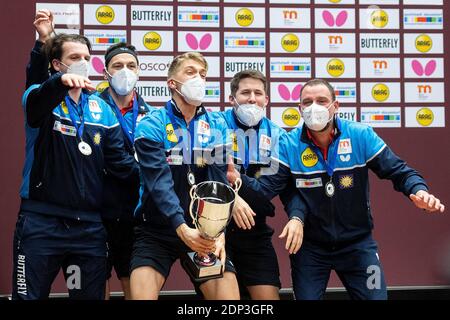 Düsseldorf, Deutschland. Dezember 2020. Tischtennis, Herren: Champions League, Borussia Düsseldorf - 1. FC Saarbrücken, Finalrunde, Finale. Timo Boll (l-r), Ricardo Walther, Anton Källberg, Kristian Karlsson und Trainer Danny Heister von Borussia Düsseldorfs jubeln über den Pokal. Quelle: Marius Becker/dpa/Alamy Live News Stockfoto