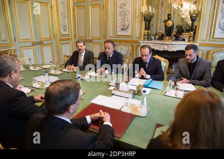 Der französische Präsident Francois Hollande und sein Sondergesandter für Lateinamerika und die Karibik, der ehemalige Senatspräsident Jean-Pierre Bel, haben sich am 21. April 2015 im Elysee-Palast in Paris mit dem kubanischen Außenminister Bruno Rodriguez-Parrilla treffen lassen. Francois Hollande wird nächsten Monat nach Kuba und Haiti reisen, nachdem er die Westindischen Inseln besucht hat. Foto von Laurent Chamussy/Pool/ABACAPRESS.COM Stockfoto