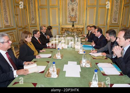 Der französische Präsident Francois Hollande und sein Sondergesandter für Lateinamerika und die Karibik, der ehemalige Senatspräsident Jean-Pierre Bel, haben sich am 21. April 2015 im Elysee-Palast in Paris mit dem kubanischen Außenminister Bruno Rodriguez-Parrilla treffen lassen. Francois Hollande wird nächsten Monat nach Kuba und Haiti reisen, nachdem er die Westindischen Inseln besucht hat. Foto von Laurent Chamussy/Pool/ABACAPRESS.COM Stockfoto