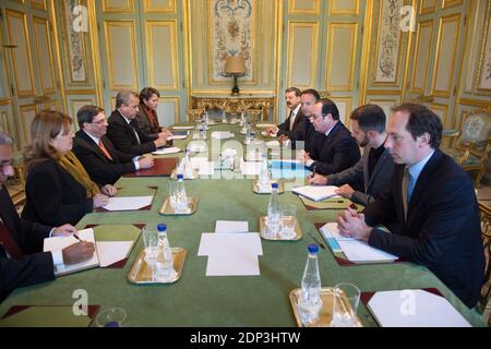 Der französische Präsident Francois Hollande und sein Sondergesandter für Lateinamerika und die Karibik, der ehemalige Senatspräsident Jean-Pierre Bel, haben sich am 21. April 2015 im Elysee-Palast in Paris mit dem kubanischen Außenminister Bruno Rodriguez-Parrilla treffen lassen. Francois Hollande wird nächsten Monat nach Kuba und Haiti reisen, nachdem er die Westindischen Inseln besucht hat. Foto von Laurent Chamussy/Pool/ABACAPRESS.COM Stockfoto