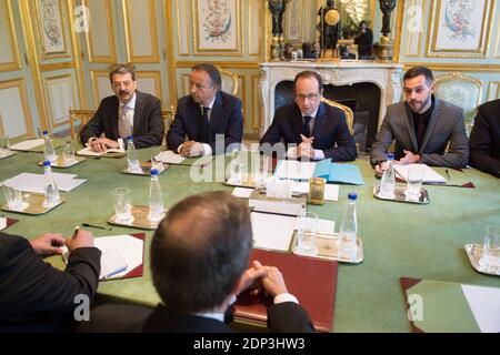 Der französische Präsident Francois Hollande und sein Sondergesandter für Lateinamerika und die Karibik, der ehemalige Senatspräsident Jean-Pierre Bel, haben sich am 21. April 2015 im Elysee-Palast in Paris mit dem kubanischen Außenminister Bruno Rodriguez-Parrilla treffen lassen. Francois Hollande wird nächsten Monat nach Kuba und Haiti reisen, nachdem er die Westindischen Inseln besucht hat. Foto von Laurent Chamussy/Pool/ABACAPRESS.COM Stockfoto