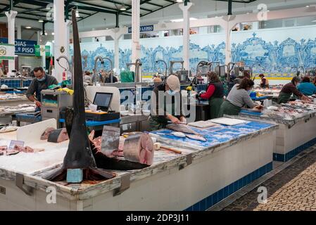 Setubal, Portugal - 18. Dezember 2020: Blick auf den Livramento Markt in Setubal Stockfoto