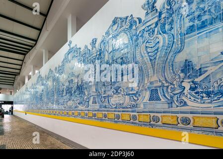 Setubal, Portugal - 18. Dezember 2020: Schöne und verschlungene blaue und weiße und gelbe Azulejo-Fliesenwand im Livramento-Markt Stockfoto