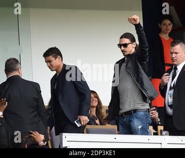 Die PSG-Spieler Jean-Christophe Bahebeck, Thiago Silva und Zlatan Ibrahimovic unterstützen ihre Mannschaft, die am 25. April 2015 im Stadion Parc des Princes in Paris, Frankreich, gegen Lille während des Fußballspiels der französischen First League spielt. Foto von Laurent Zabulon/ABACAPRESS.COM Stockfoto